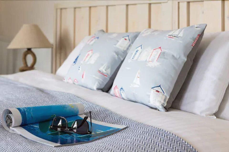 Premium bedding, iron/ironing board, free WiFi, bed sheets