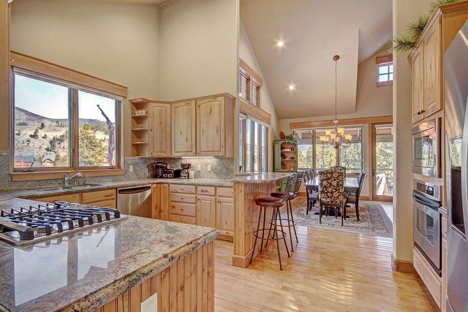 House, 6 Bedrooms | Private kitchen | Full-size fridge, microwave, oven, stovetop