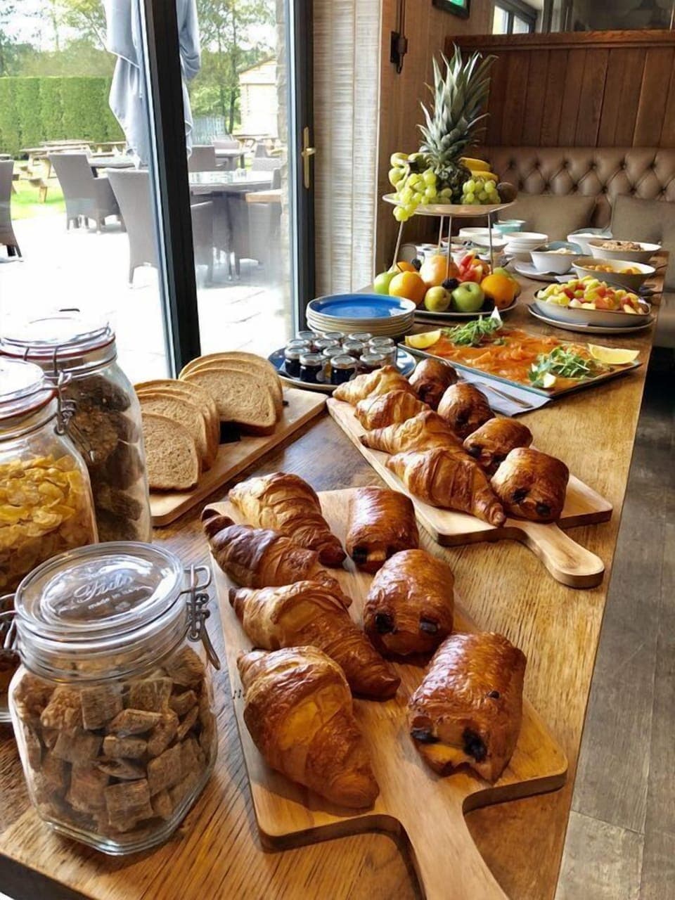 Daily cooked-to-order breakfast (GBP 10.00 per person)