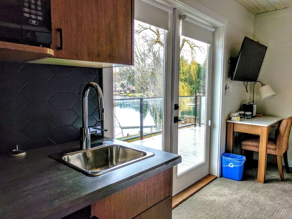 Superior Room, 1 King Bed, Balcony, River View | Hypo-allergenic bedding, individually decorated, individually furnished