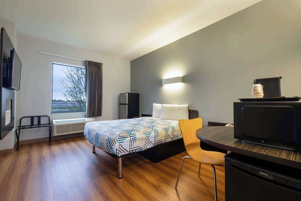 Standard Room, 1 Queen Bed, Non Smoking | Minibar, free WiFi, bed sheets