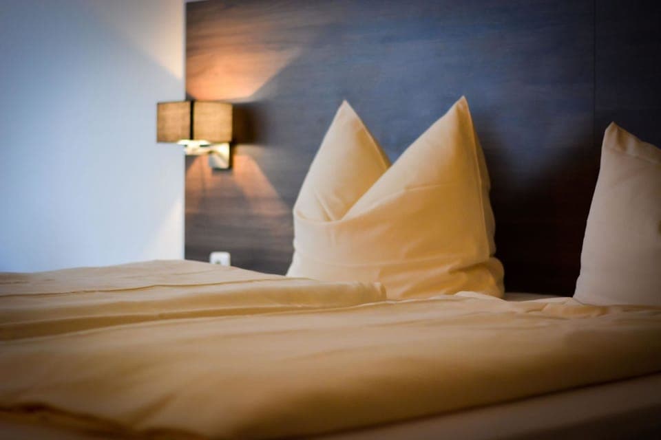 Premium bedding, desk, iron/ironing board, free cribs/infant beds