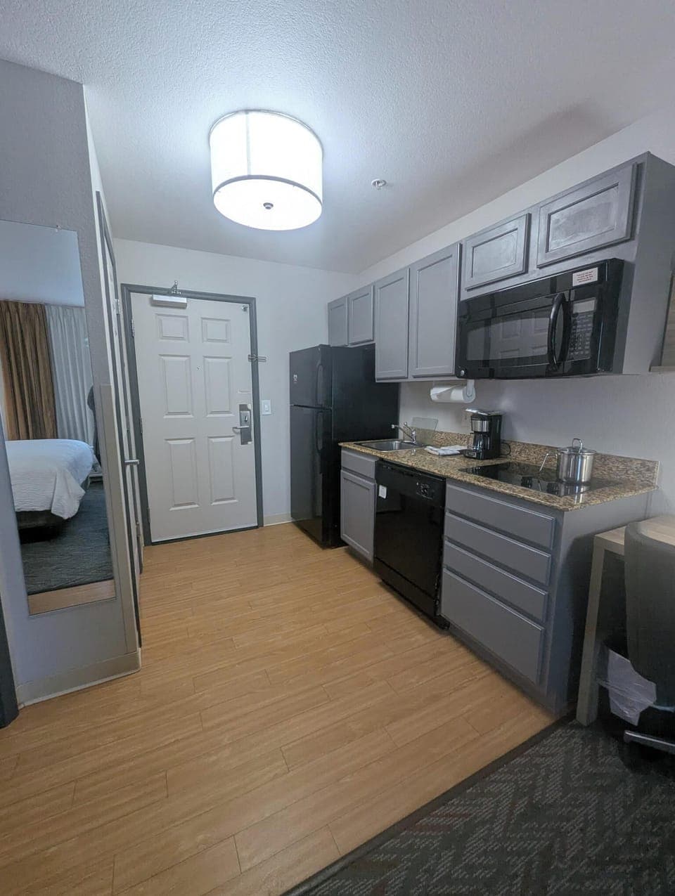 Studio Suite, 1 Queen Bed | Private kitchenette | Fridge, microwave, coffee/tea maker, cookware/dishes/utensils