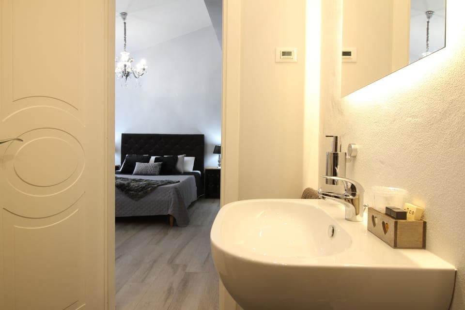 Deluxe Double Room | Bathroom | Shower, free toiletries, hair dryer, bidet