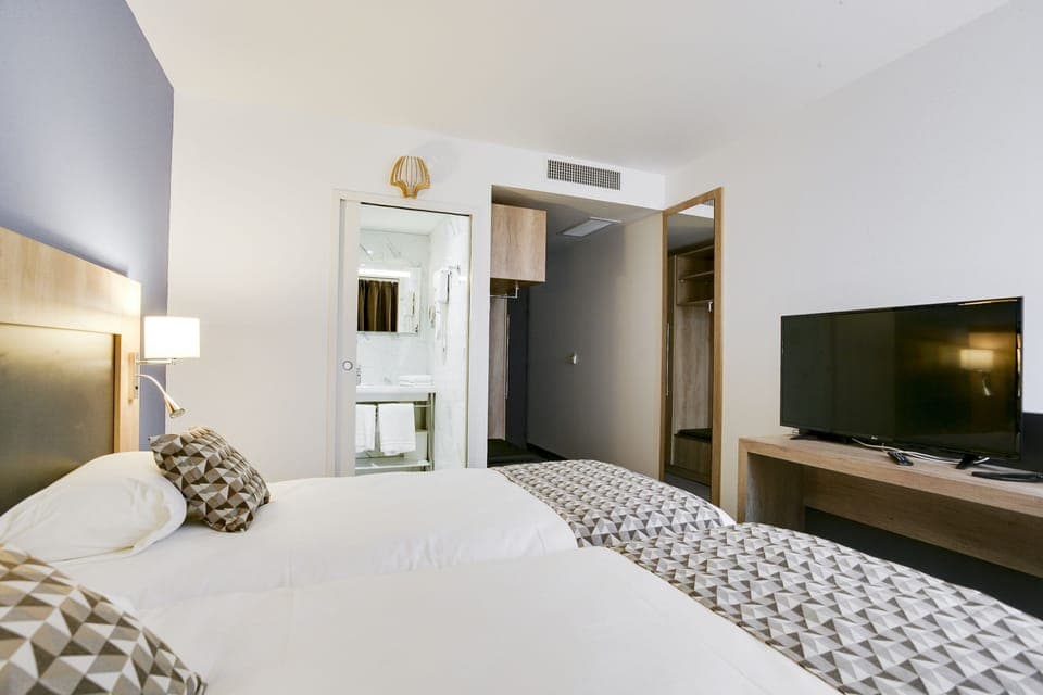 Standard Twin Room | Premium bedding, in-room safe, desk, soundproofing