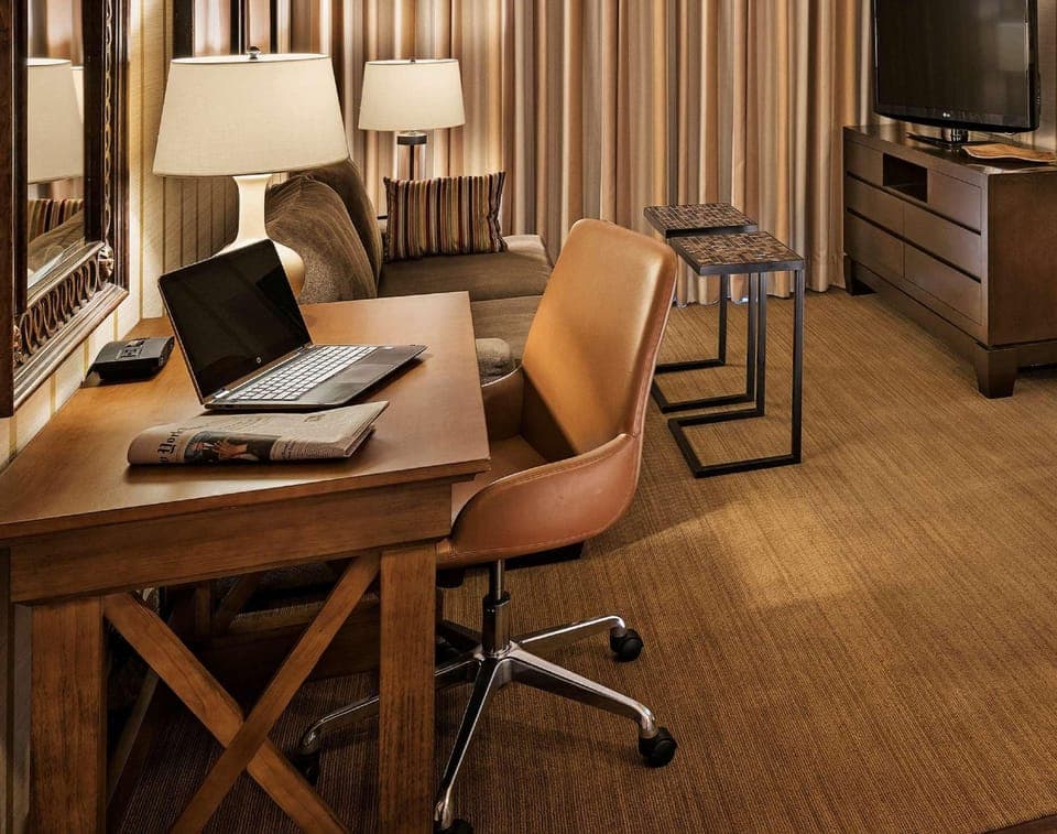 Hypo-allergenic bedding, down comforters, in-room safe, desk