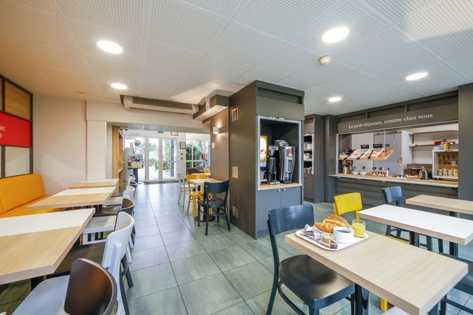 Daily buffet breakfast for a fee