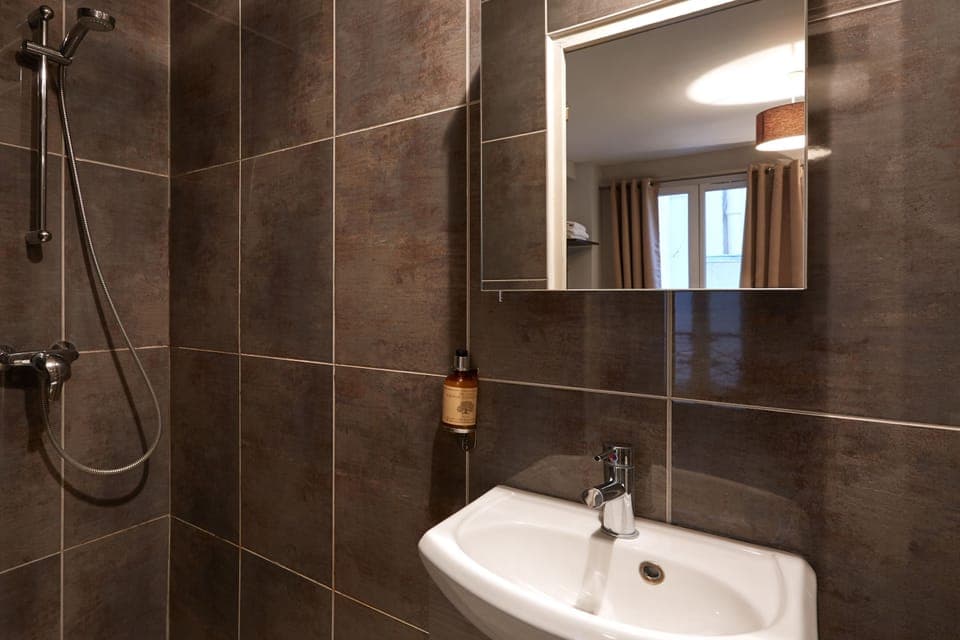 Triple Room, Private Bathroom | Bathroom | Shower, towels