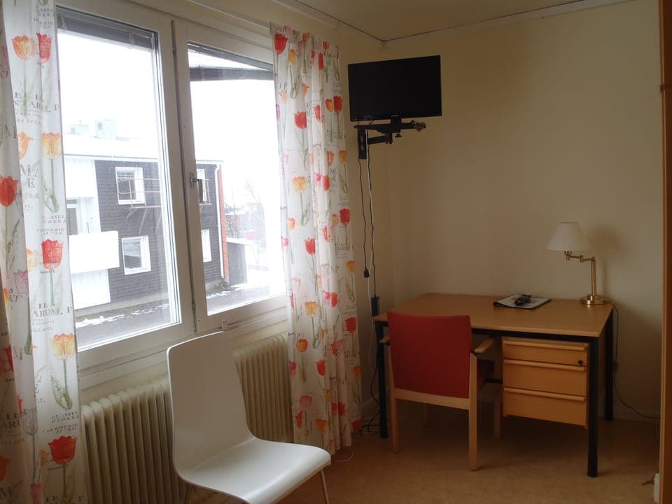 Standard Twin Room, Private Bathroom (Hotellbyggnad) | Desk, laptop workspace, iron/ironing board, free WiFi