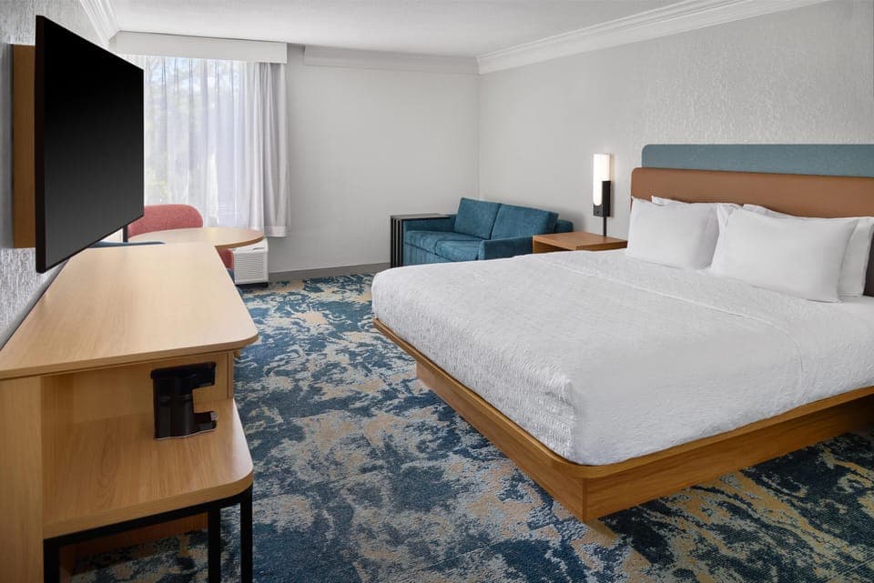 Standard Room, 1 King Bed, Non Smoking | Living area | 27-inch TV with cable channels