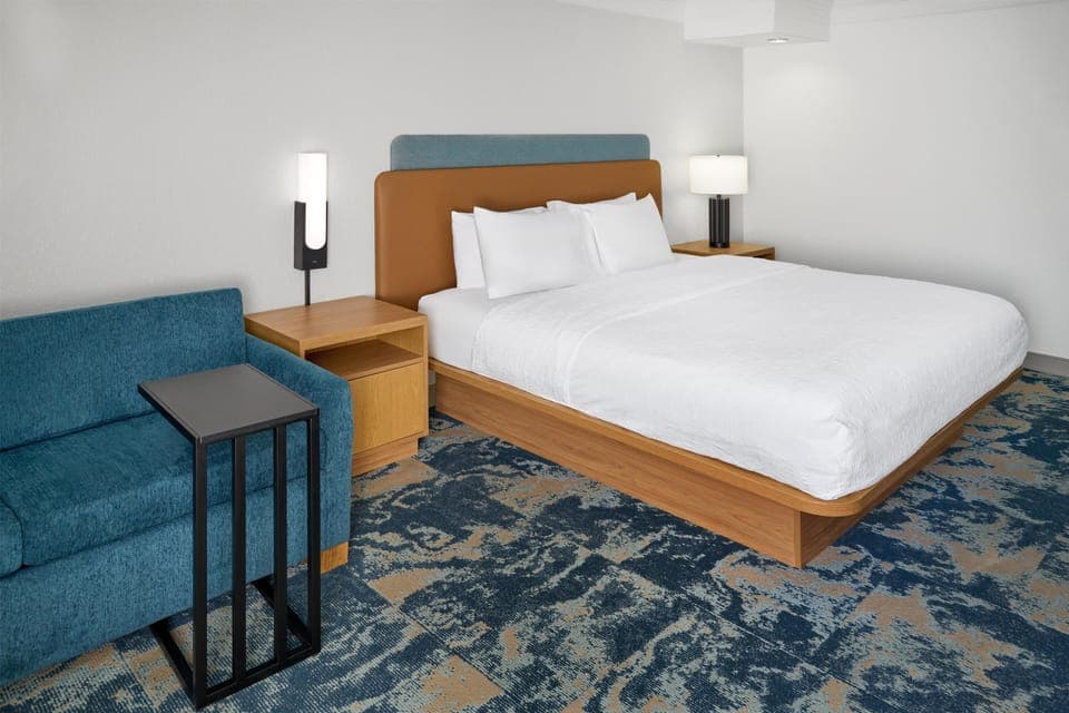 Standard Room, 1 King Bed, Non Smoking | Living area | 27-inch TV with cable channels