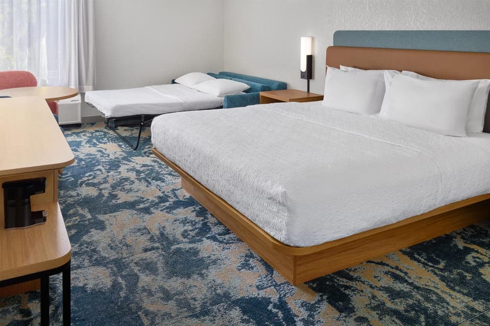Standard Room, 1 King Bed, Non Smoking | Living area | 27-inch TV with cable channels