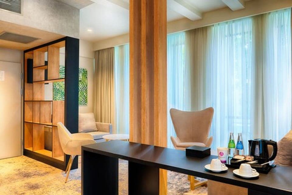 Premium bedding, in-room safe, desk, laptop workspace