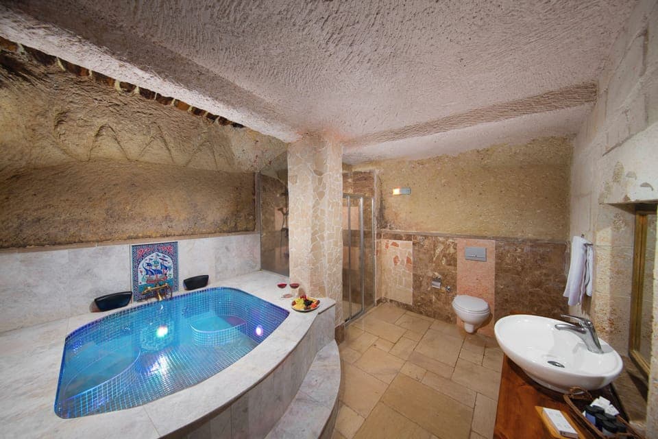 Uzengi Cave  Family Suite with Pool Room | Bathroom | Free toiletries, hair dryer, slippers, towels