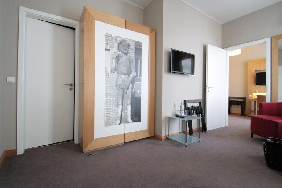 Family Room | Living area | Flat-screen TV