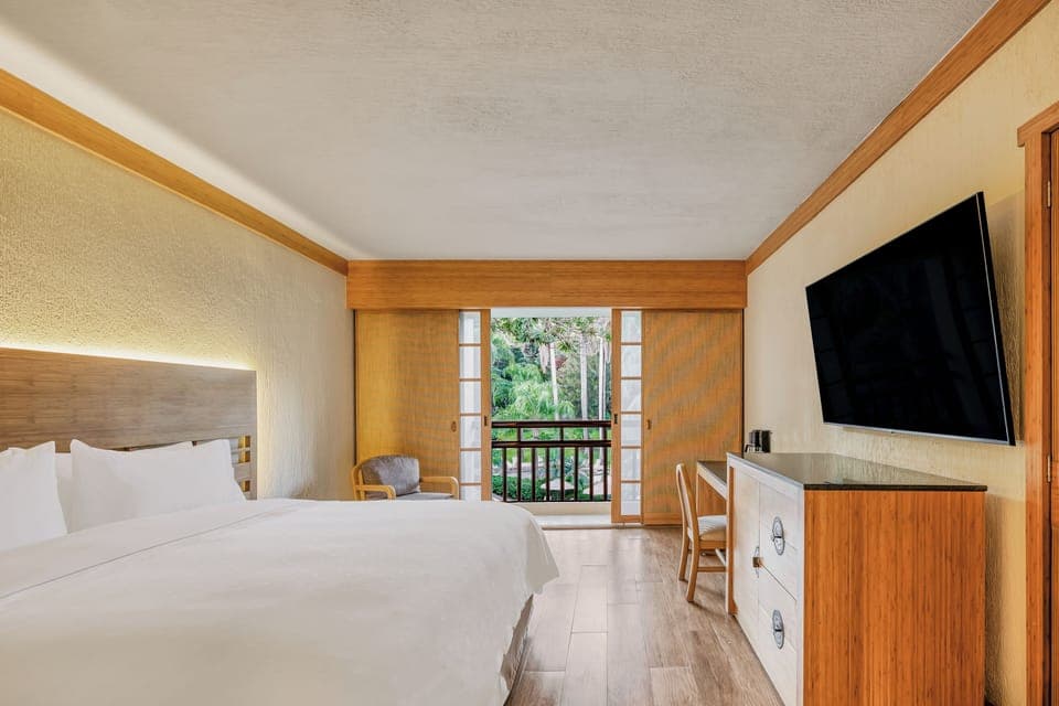 Premium bedding, down comforters, minibar, in-room safe