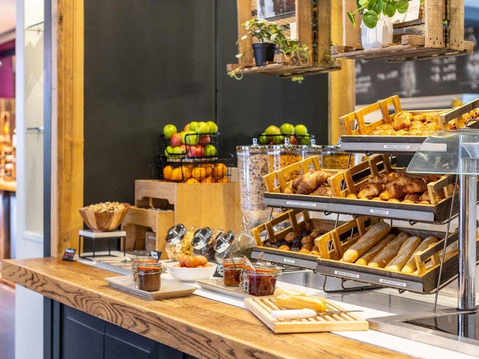 Daily continental breakfast (GBP 12.0 per person)