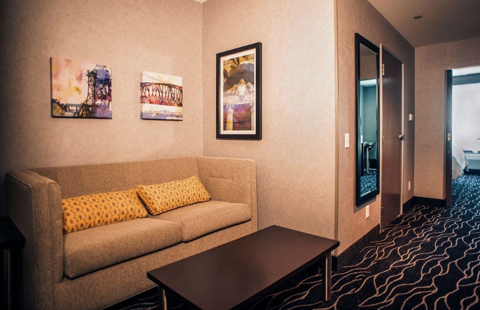 Suite, 1 King Bed | In-room safe, desk, blackout drapes, soundproofing