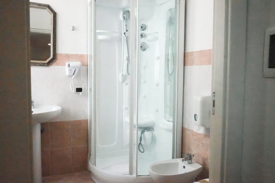 Comfort Quadruple Room | Bathroom | Shower, hair dryer, bidet, towels