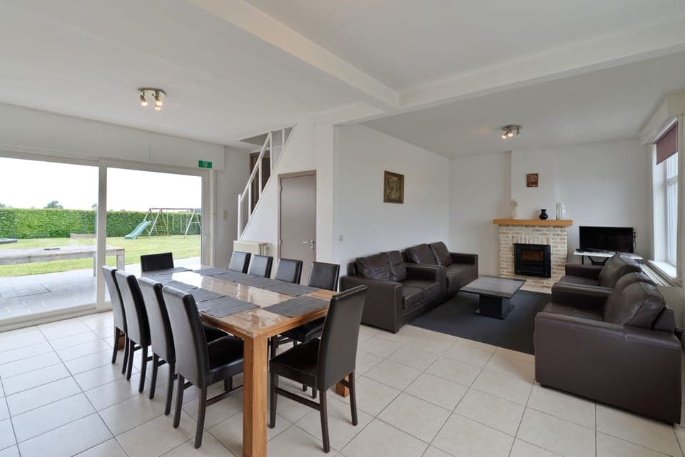 Comfort Villa, 4 Bedrooms | Living area | Flat-screen TV