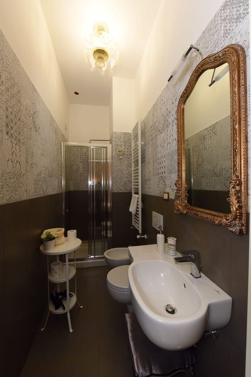 Shower, free toiletries, hair dryer, bidet