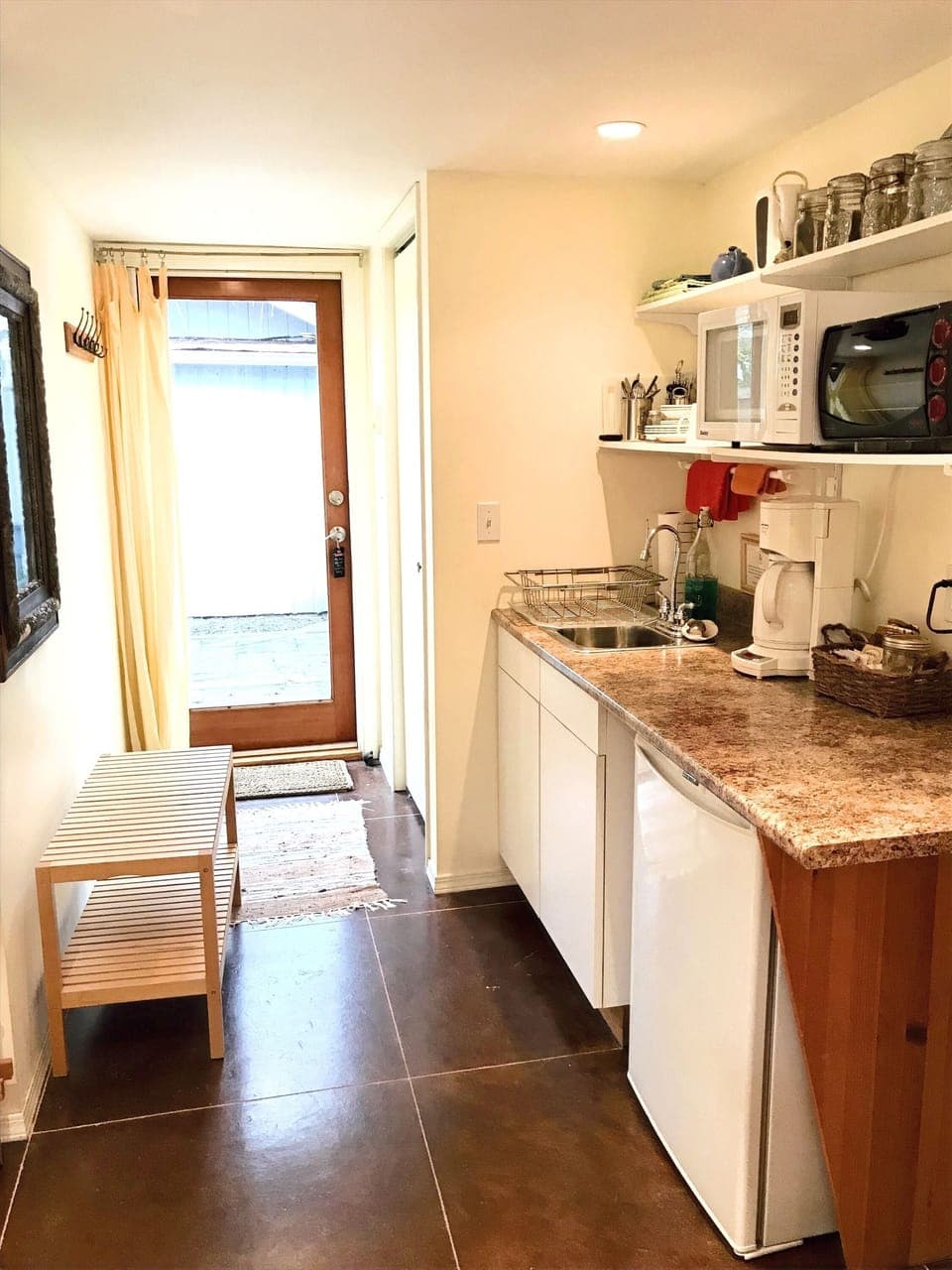 Deluxe Studio, 1 King Bed, Kitchenette | Private kitchenette