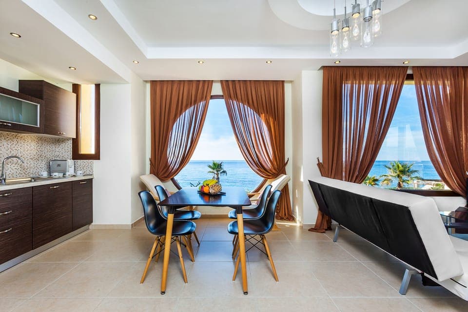 Family Suite 2-Bedroom Sea View | In-room dining