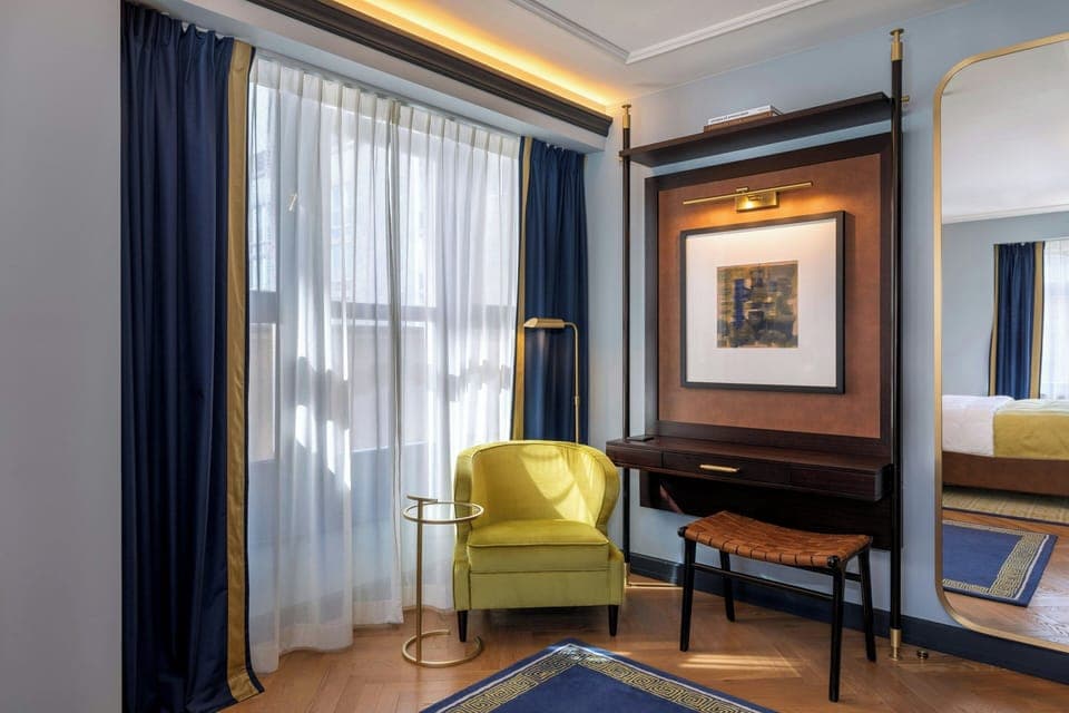 Premium Room, 1 King Bed | Hypo-allergenic bedding, down comforters, pillowtop beds, free minibar