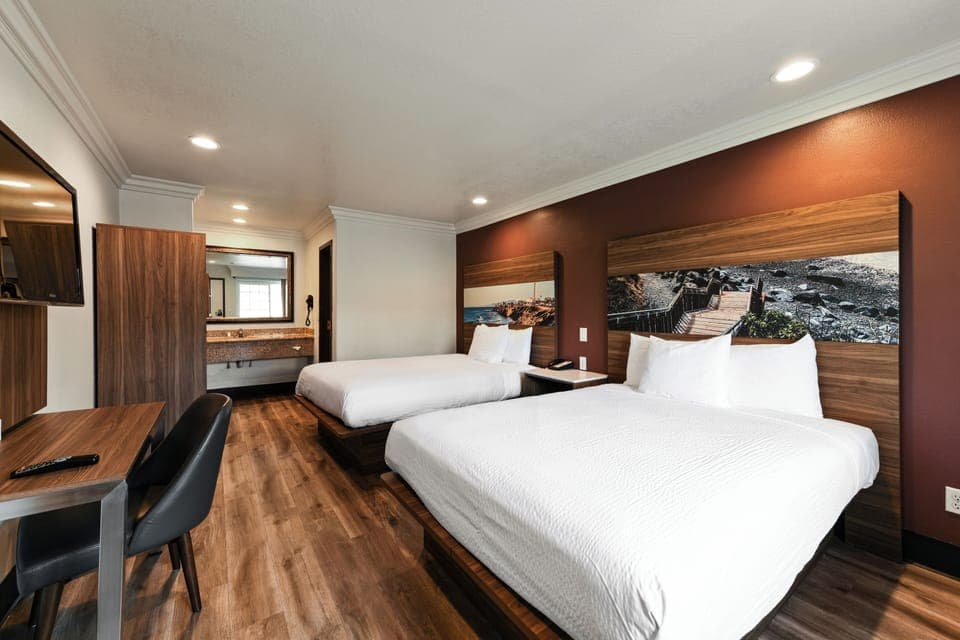 Desk, laptop workspace, iron/ironing board, free wired internet