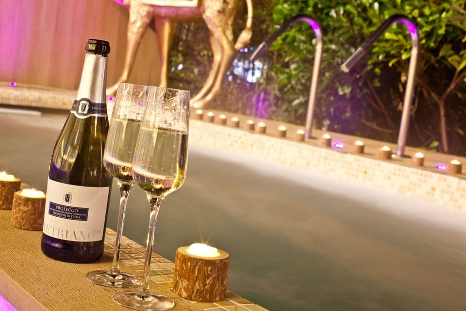 Indoor pool, sun loungers