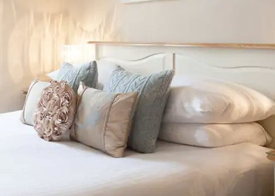 Superior Double Room, 1 Queen Bed, Sea View | Hypo-allergenic bedding, individually decorated, individually furnished