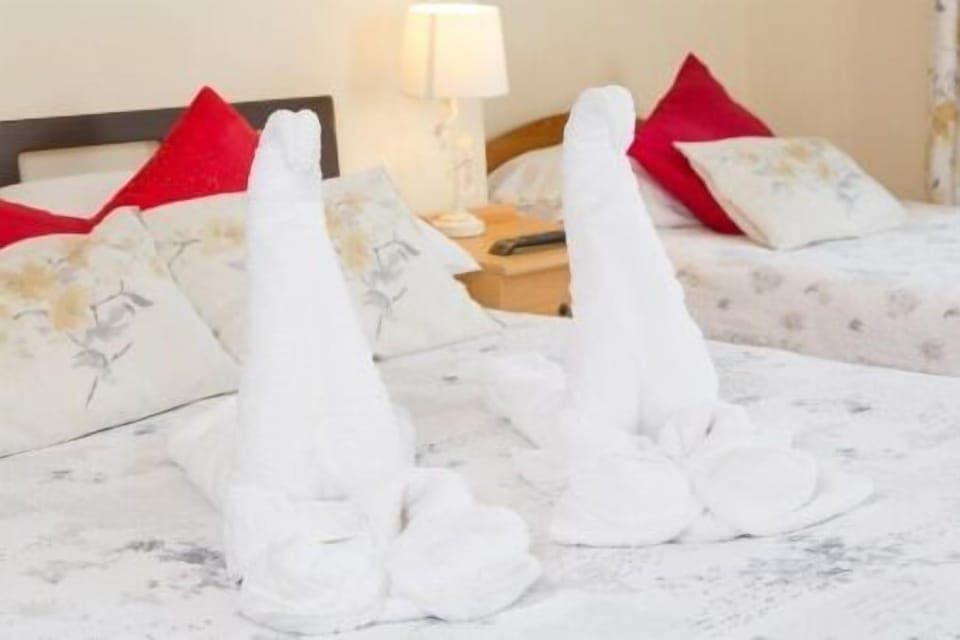 Free cribs/infant beds, bed sheets