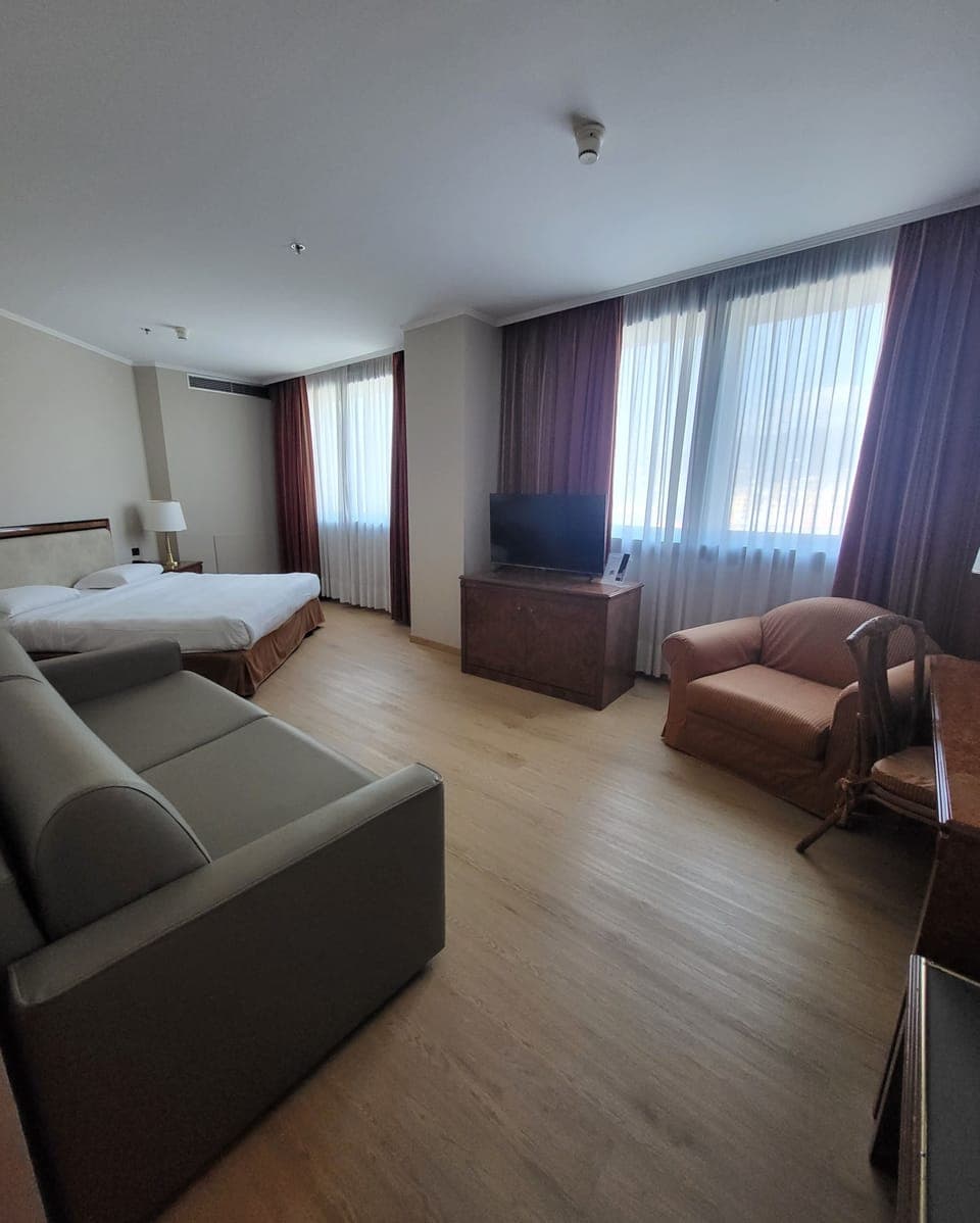 Junior Suite | Down comforters, minibar, in-room safe, individually furnished