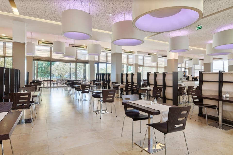 Breakfast and dinner served