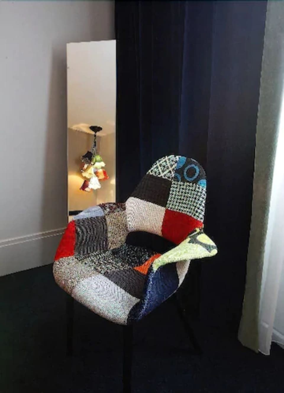 Down comforters, in-room safe, desk, blackout drapes