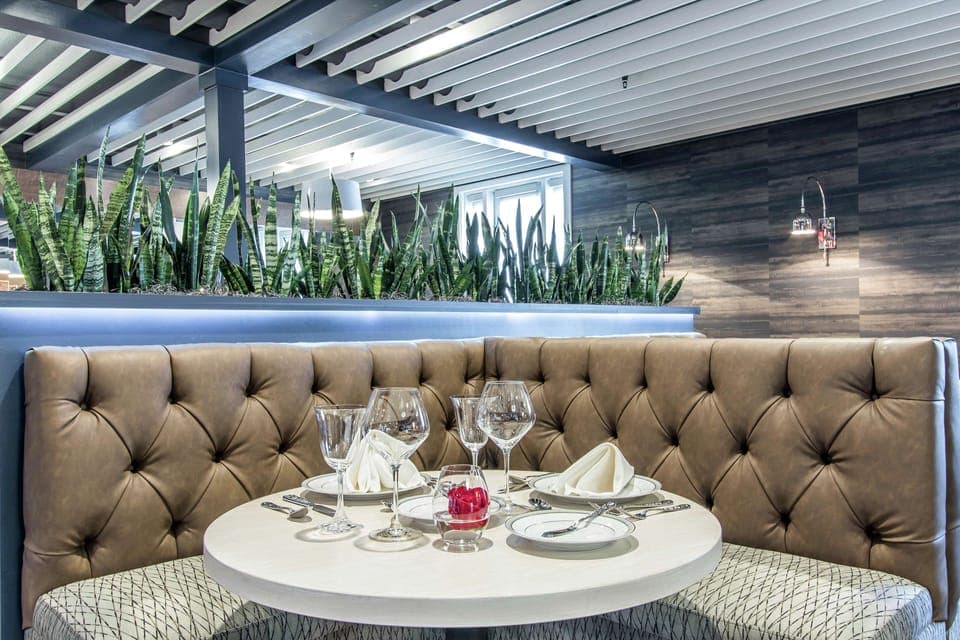 2 restaurants, breakfast, dinner served; American cuisine