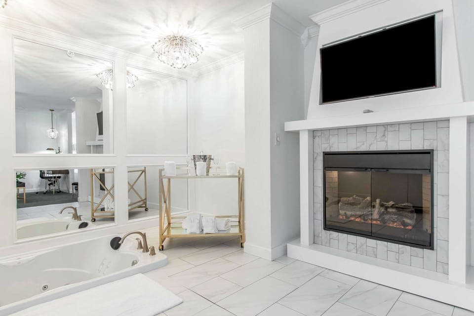 Romantic Suite, 1 King Bed (Whirlpool) | Bathroom | Designer toiletries, hair dryer, towels