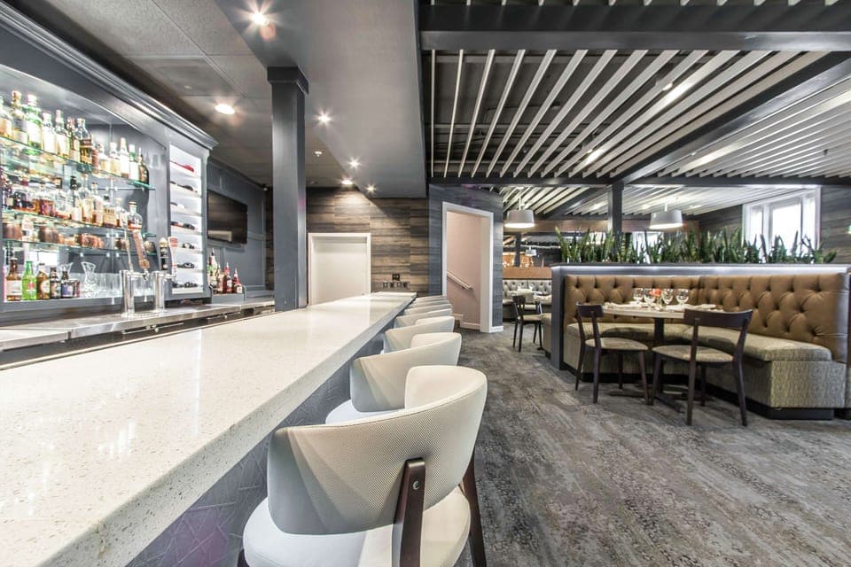 2 restaurants, breakfast, dinner served; American cuisine