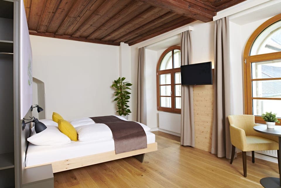 Premium bedding, in-room safe, desk, free WiFi