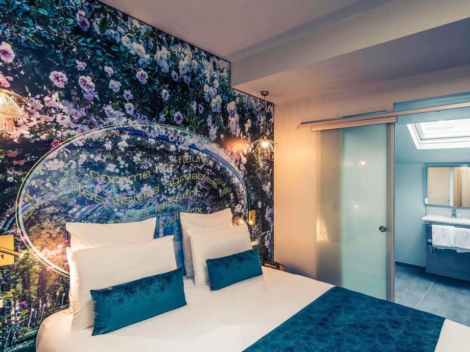 Premium bedding, in-room safe, desk, free WiFi