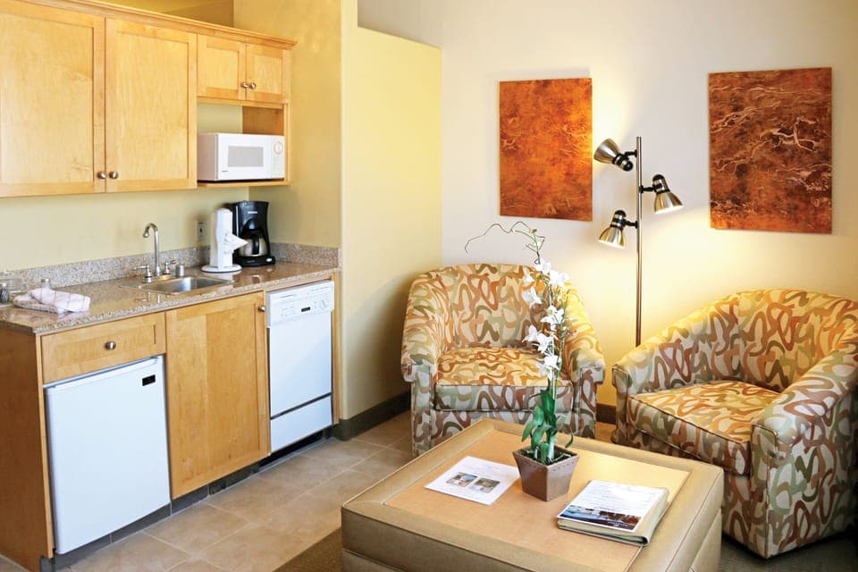 Studio Suite, Kitchenette | Private kitchenette | Microwave, coffee/tea maker