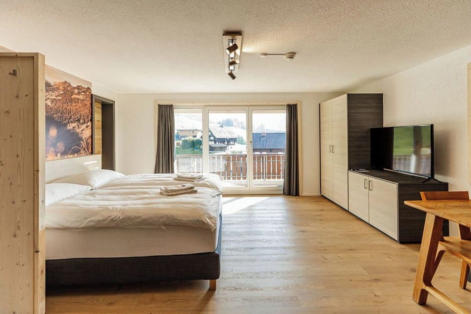 Suite (Laucheren) | Hypo-allergenic bedding, down comforters, pillowtop beds, in-room safe