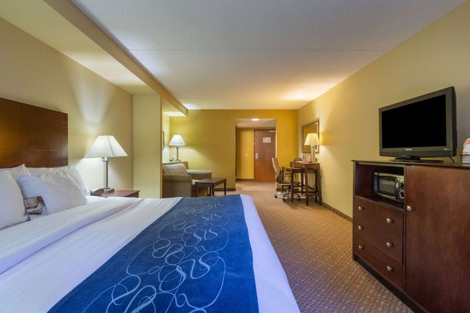 In-room safe, desk, iron/ironing board, free WiFi