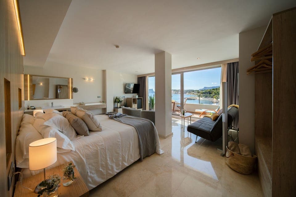 Deluxe Penthouse, Sea View | Down comforters, minibar, in-room safe, blackout drapes