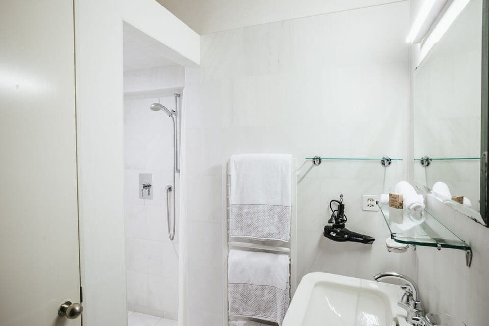 Superior Twin Room, 2 Twin Beds | Bathroom | Shower, free toiletries, hair dryer, towels