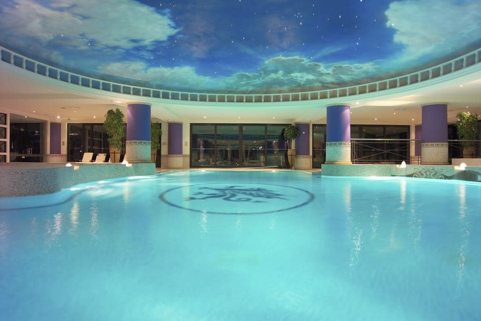 Indoor pool, sun loungers