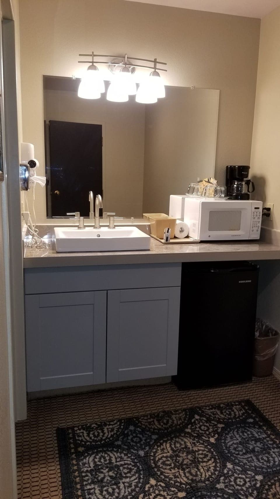 Standard Room, 1 Queen Bed | Meeting facility