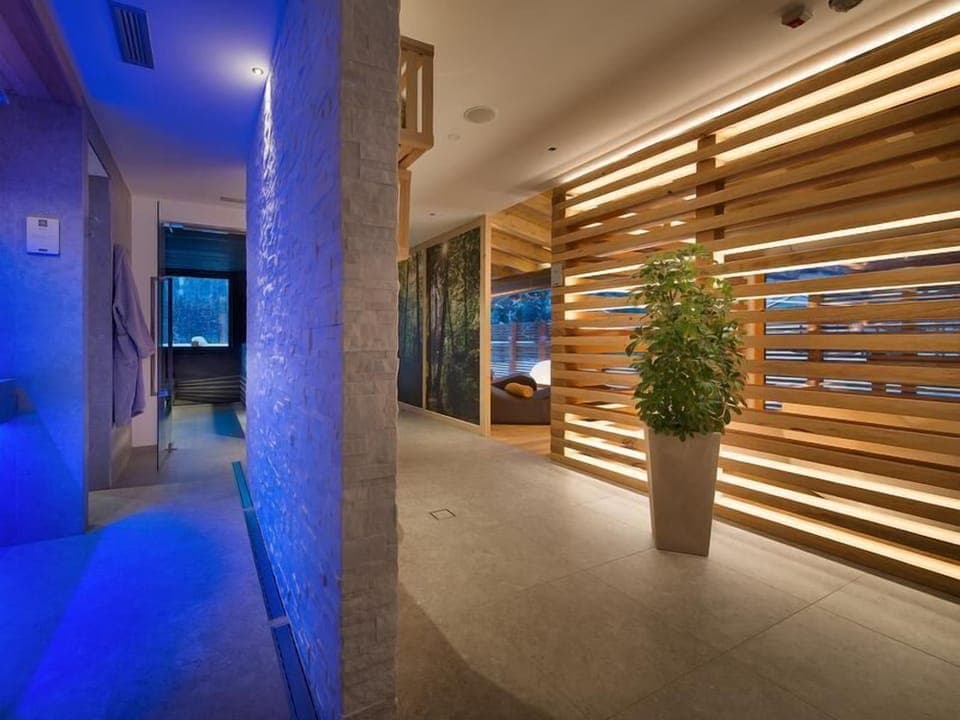 Sauna, hot tub, steam room, Turkish bath, body treatments, facials