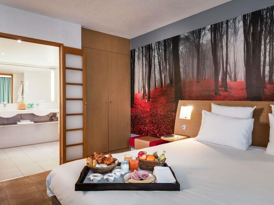 Suite, 1 Double Bed with Sofa bed | In-room safe, individually decorated, individually furnished, desk