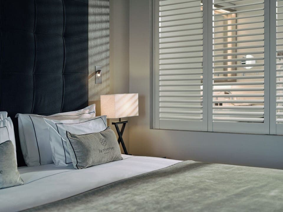 Standard Room, 1 King Bed, City View | Minibar, in-room safe, desk, cribs/infant beds